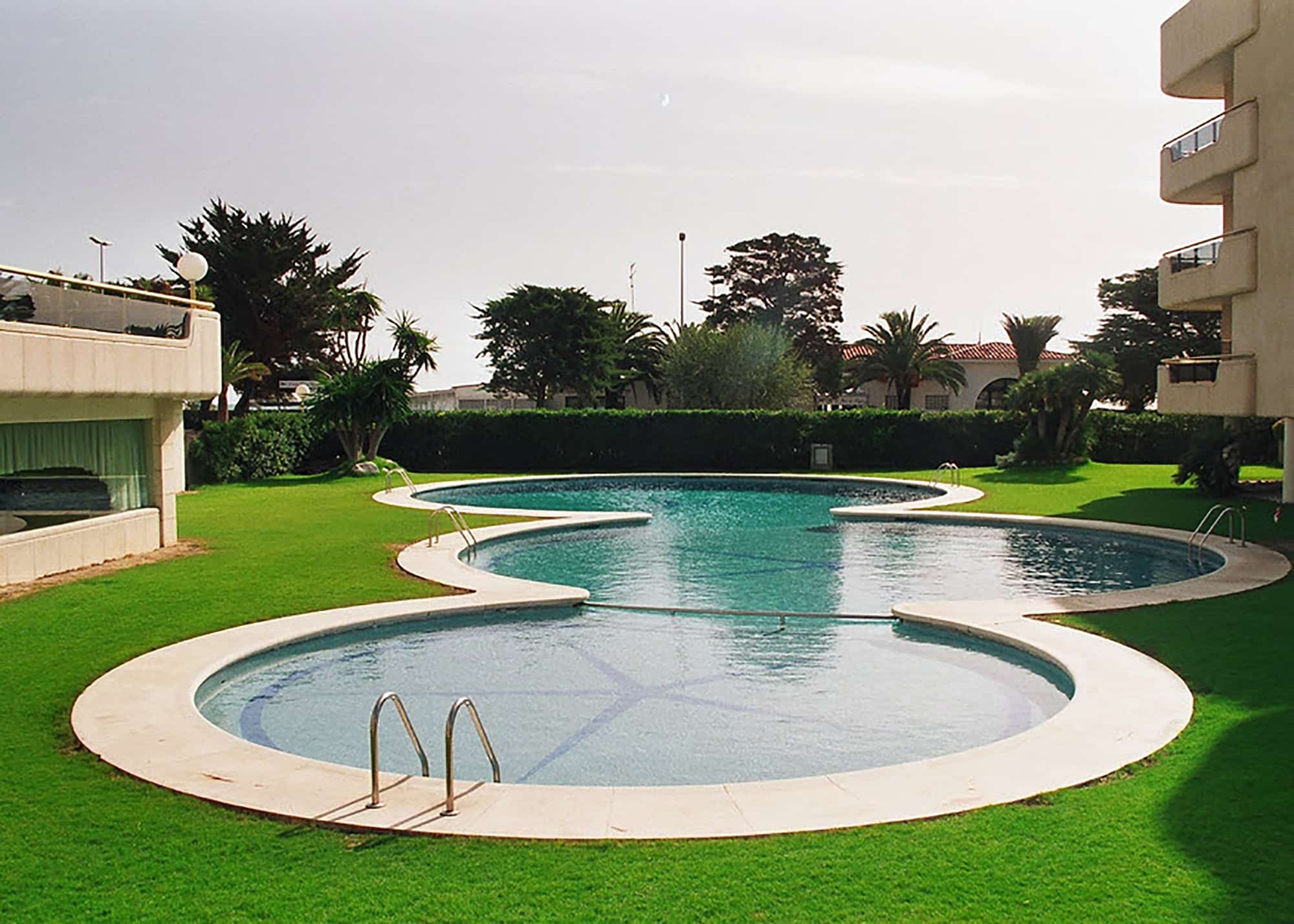 Remete de piscina en piedra artificial con formas circulares