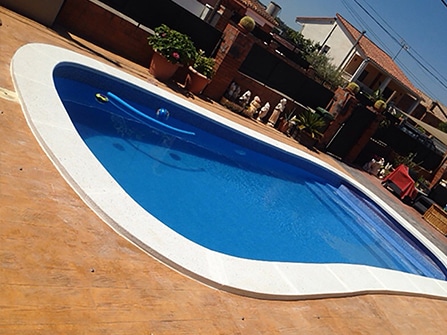 Corona de piscina en piedra artificial en Barcelona