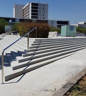 Rehabilitación en piedra artificial de peldaños para escalinata en espacio público