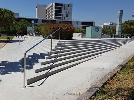 Rehabilitación en piedra artificial de peldaños para escalinata en espacio público